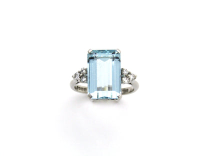 18K gold aquamarine and diamond ring, London, 1973.