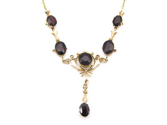 9K gold Edwardian garnet necklace, circa 1910.