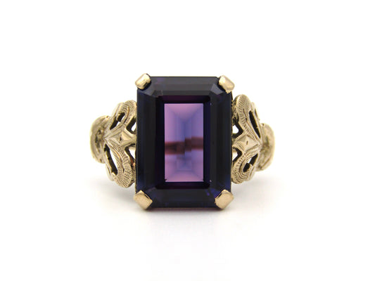 9K gold Synthetic Colour Change Sapphire ring, circa 1960's.