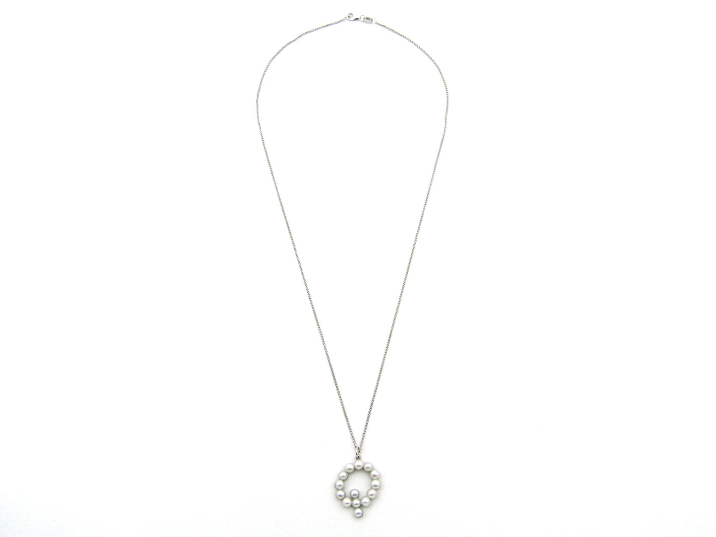 9K gold Akoya cultured pearl 'Q' pendant.