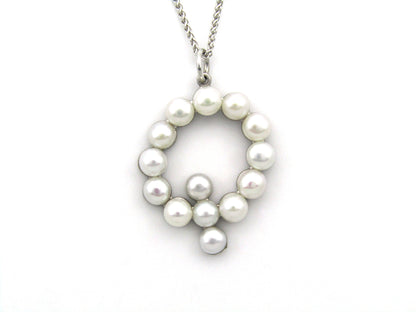 9K gold Akoya cultured pearl 'Q' pendant.