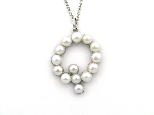 9K gold Akoya cultured pearl 'Q' pendant.