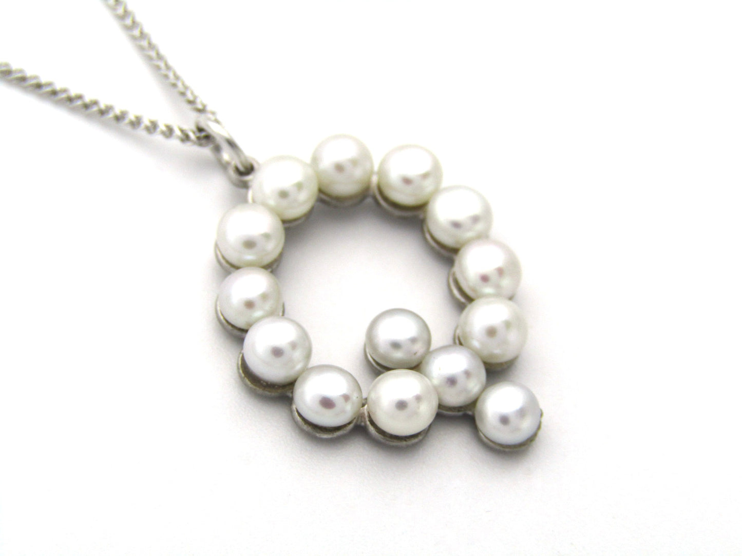 9K gold Akoya cultured pearl 'Q' pendant.
