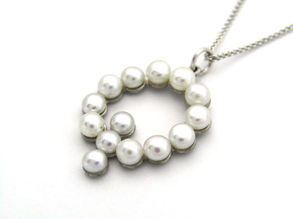 9K gold Akoya cultured pearl 'Q' pendant.