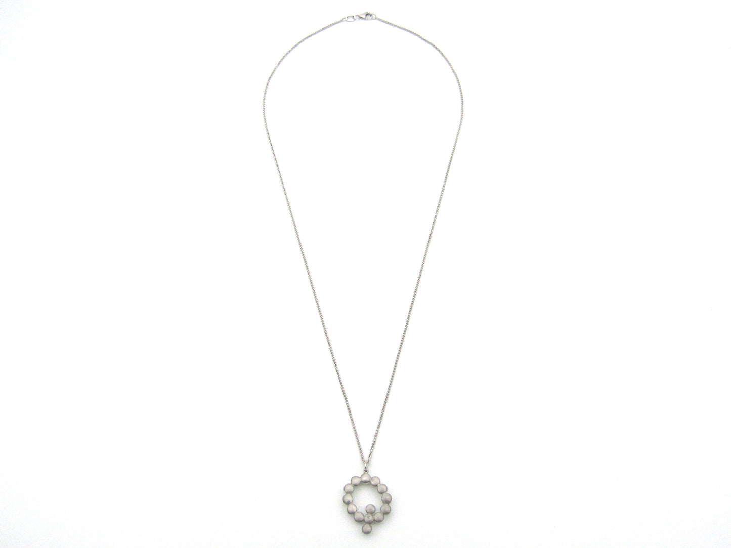9K gold Akoya cultured pearl 'Q' pendant.