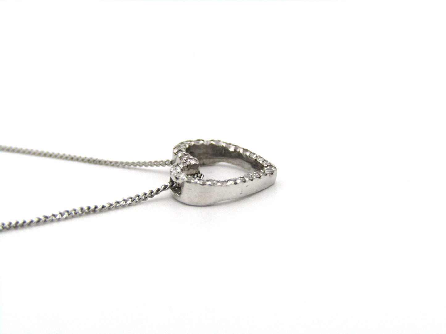 9K gold diamond heart pendant.