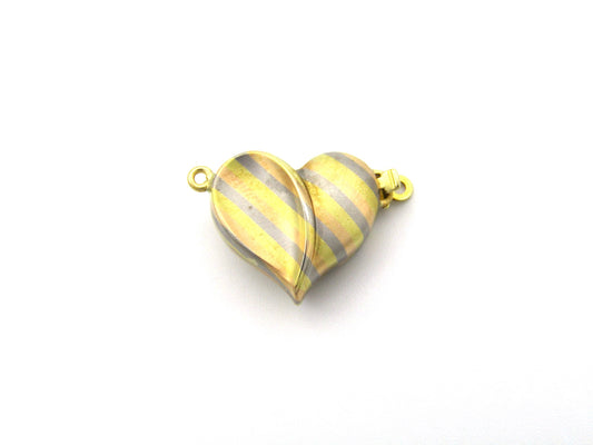 18K gold tri-colour gold heart clasp by Jka Köhle, circa 1970's.