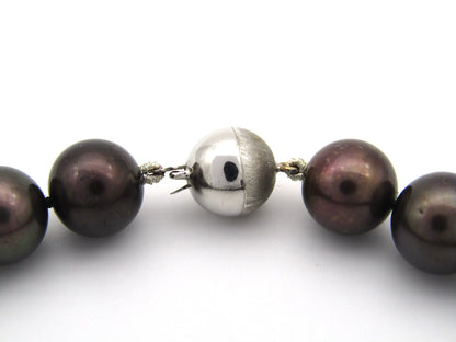 9K gold tahitian pearl necklace.