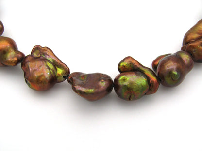 9K gold baroque pearl necklace.