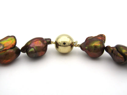 9K gold baroque pearl necklace.