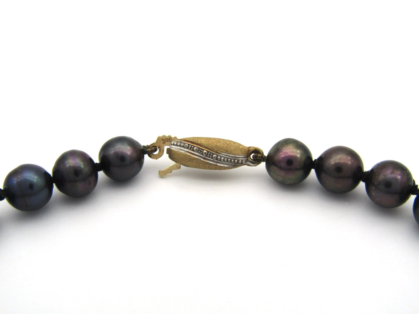 9K gold freshwater pearl necklace.