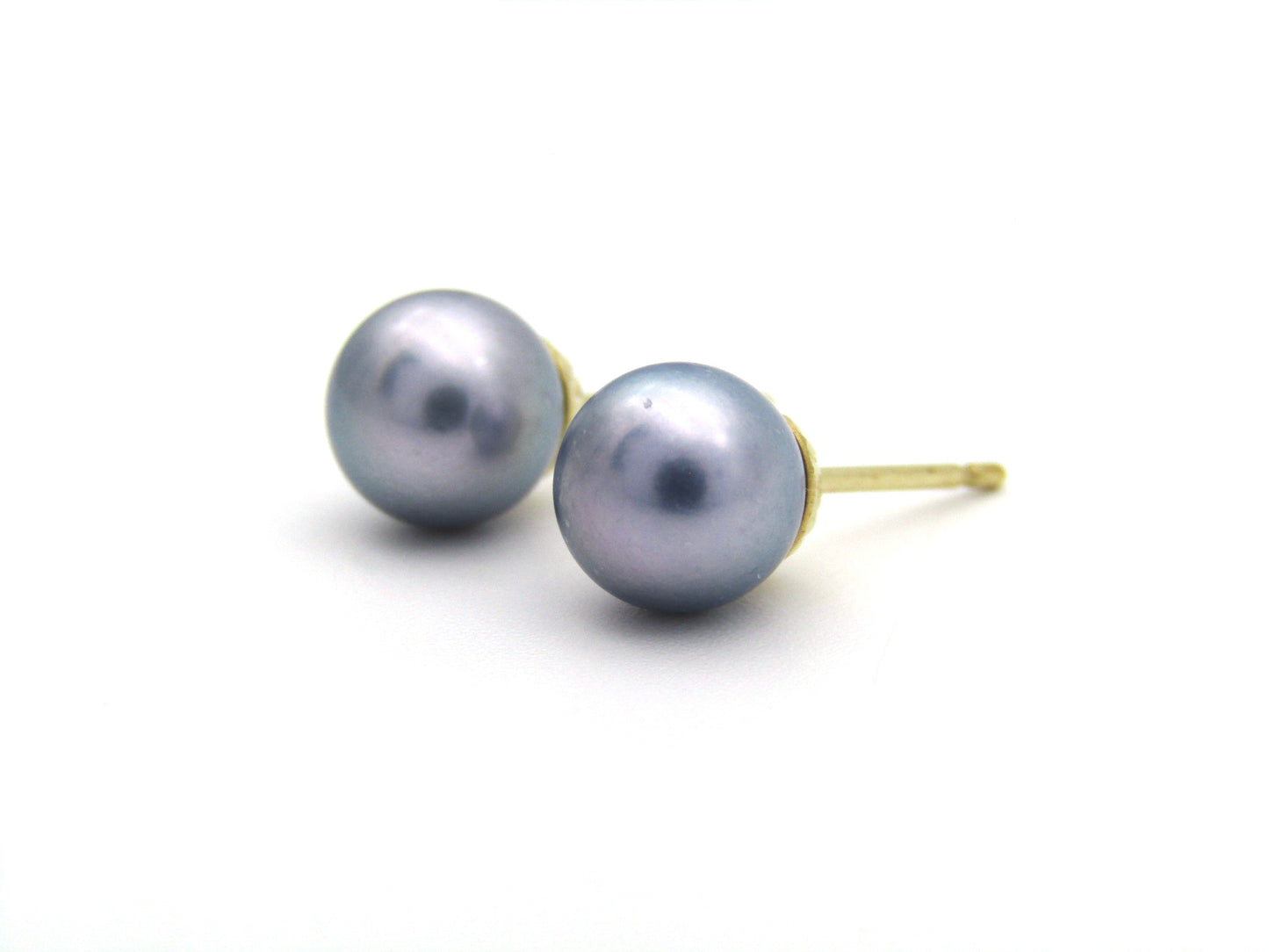 9K gold Akoya pearl stud earrings.