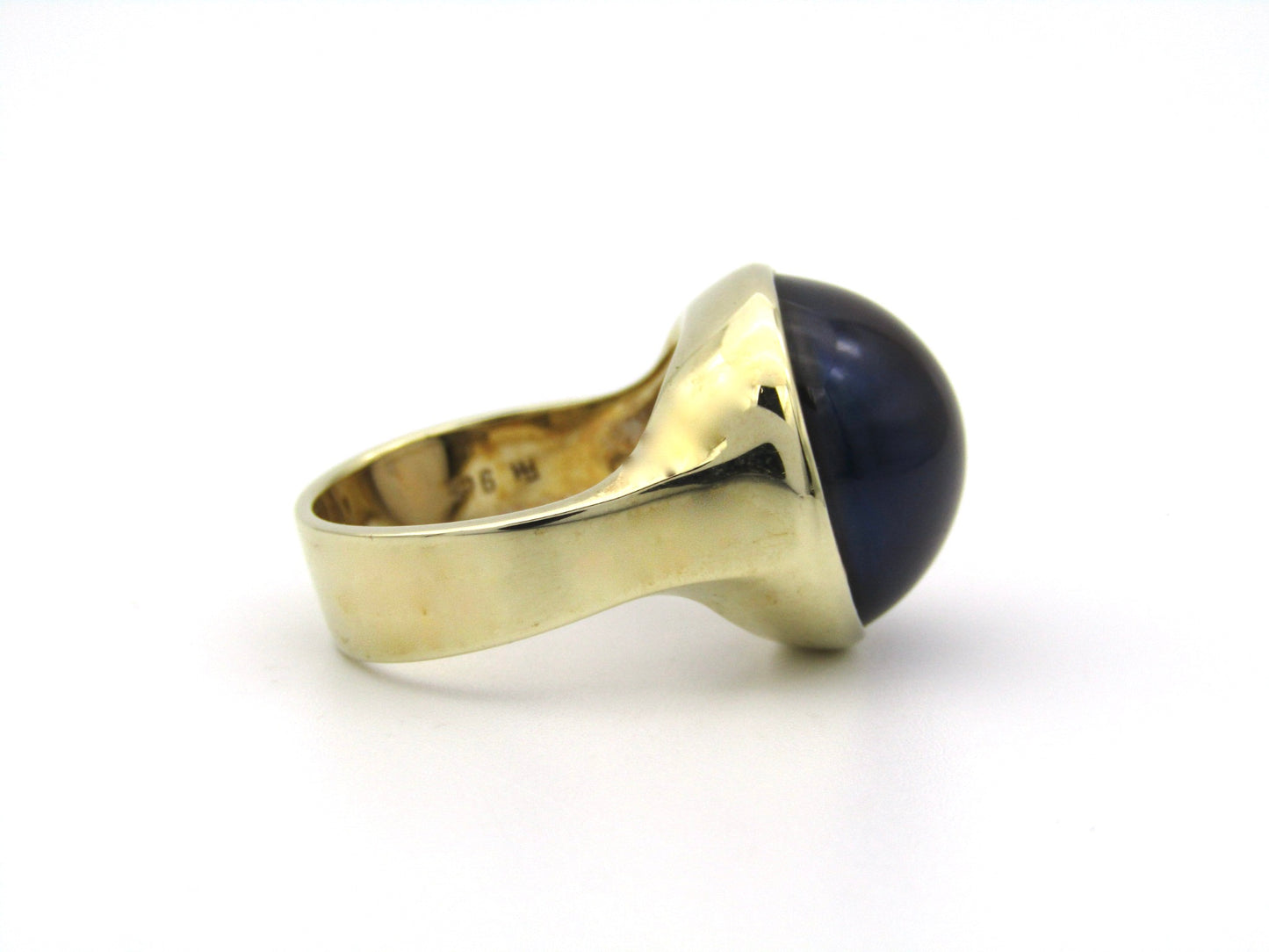 9K gold round mabé pearl ring, circa 1980's.