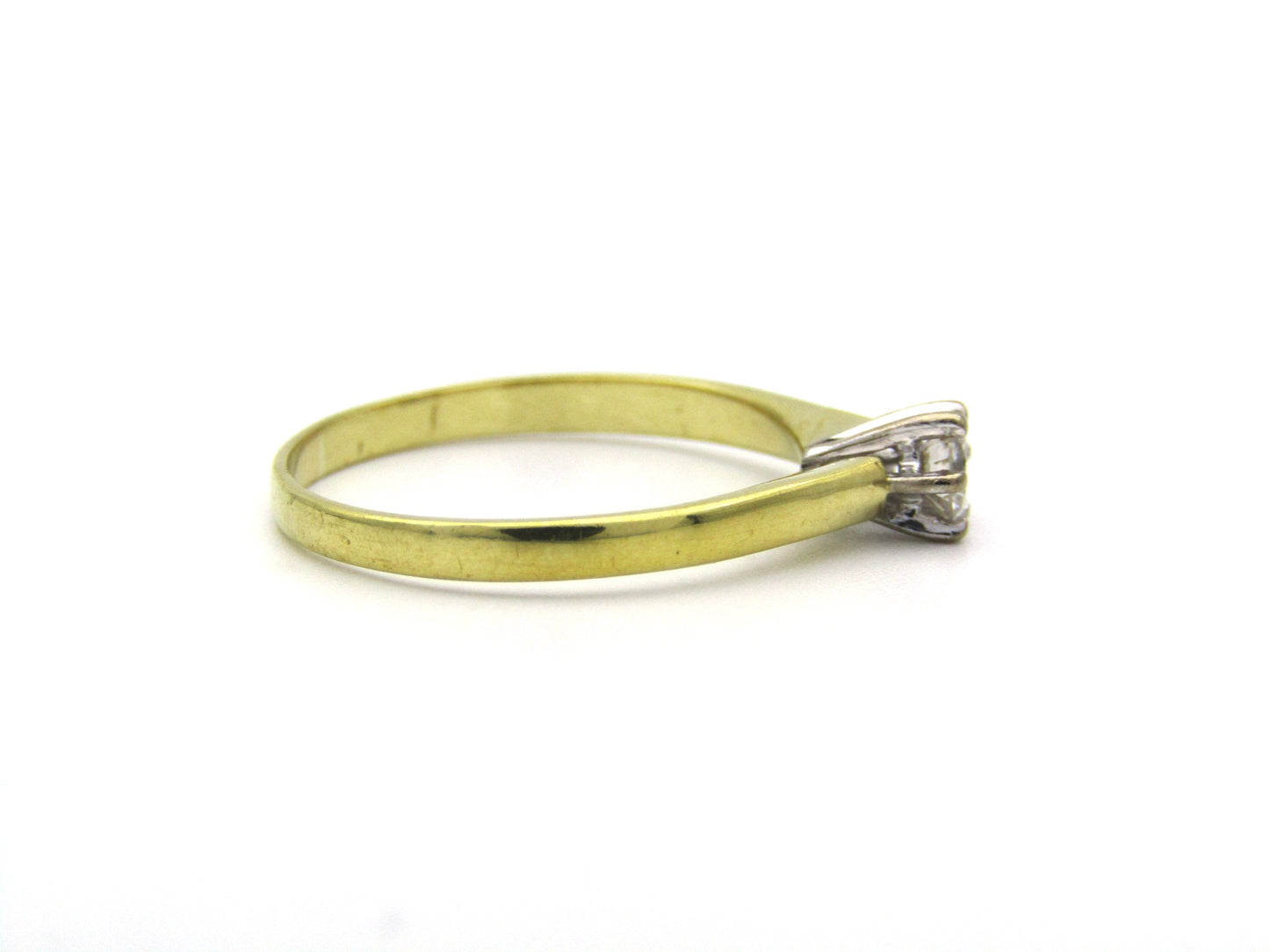 18K gold solitaire diamond ring, circa 1970's.