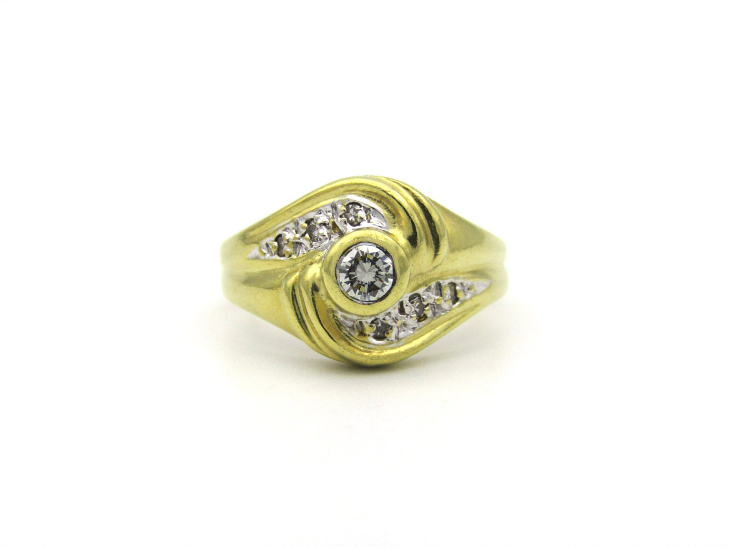 18K gold Vintage diamond ring, circa 1970's.