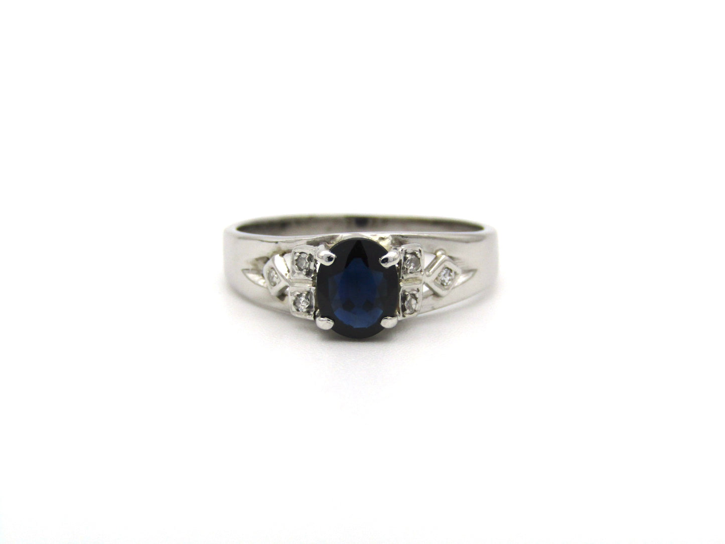14K gold Vintage sapphire and diamond ring, circa 1990.