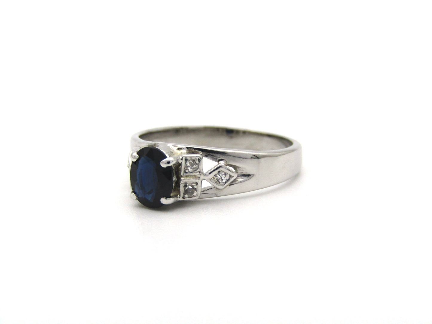14K gold Vintage sapphire and diamond ring, circa 1990.