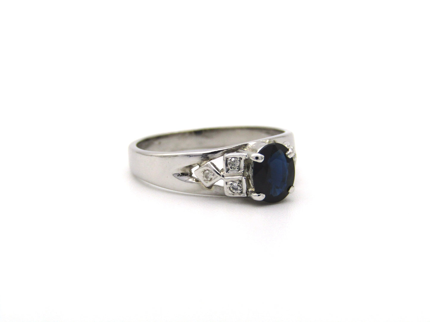 14K gold Vintage sapphire and diamond ring, circa 1990.