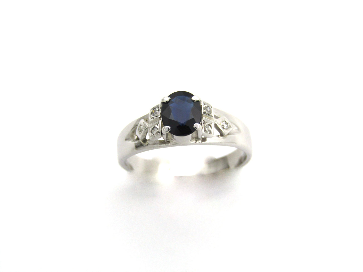 14K gold Vintage sapphire and diamond ring, circa 1990.
