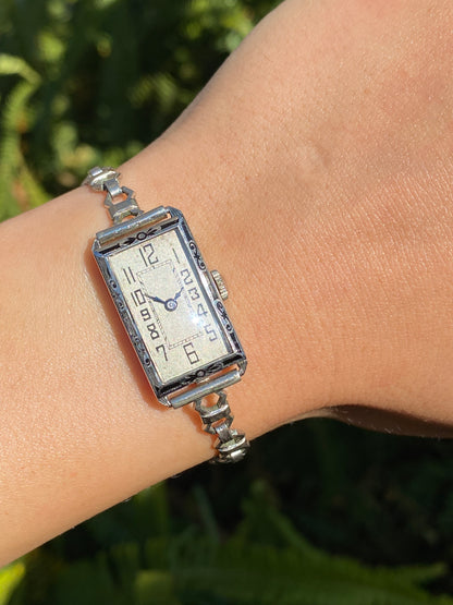 18K gold Art Deco wristwatch, America, circa 1920.