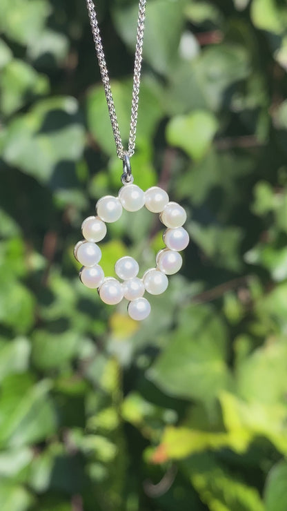 9K gold Akoya cultured pearl 'Q' pendant.
