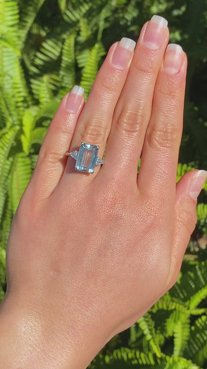 18K gold aquamarine and diamond ring, London, 1973.