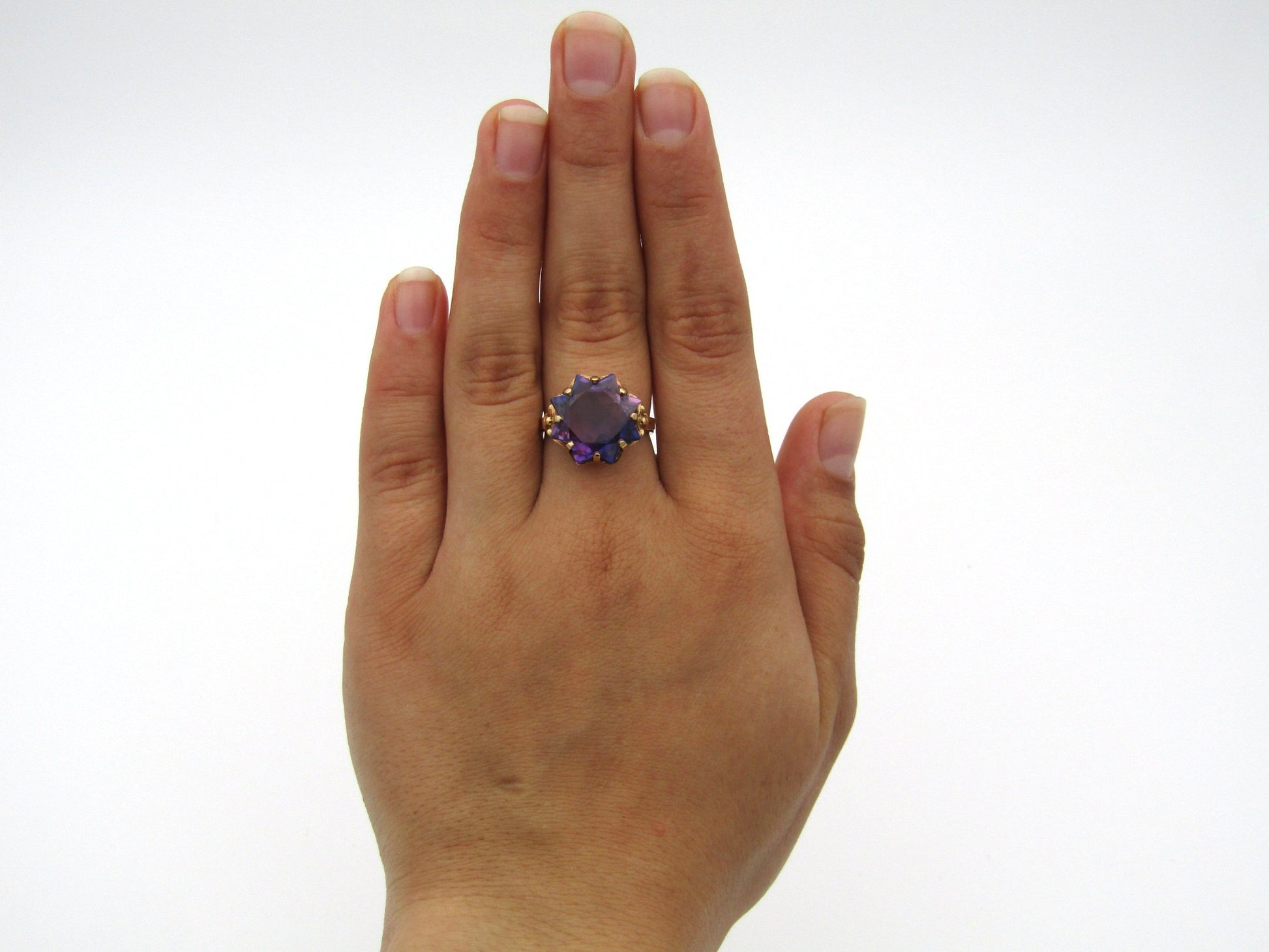 9K gold synthetic colour-change sapphire ring.