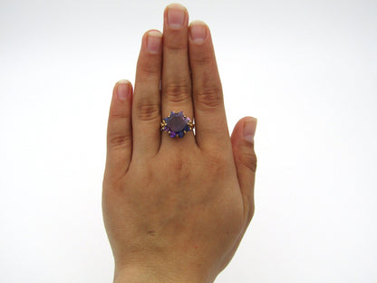 9K gold synthetic colour-change sapphire ring.