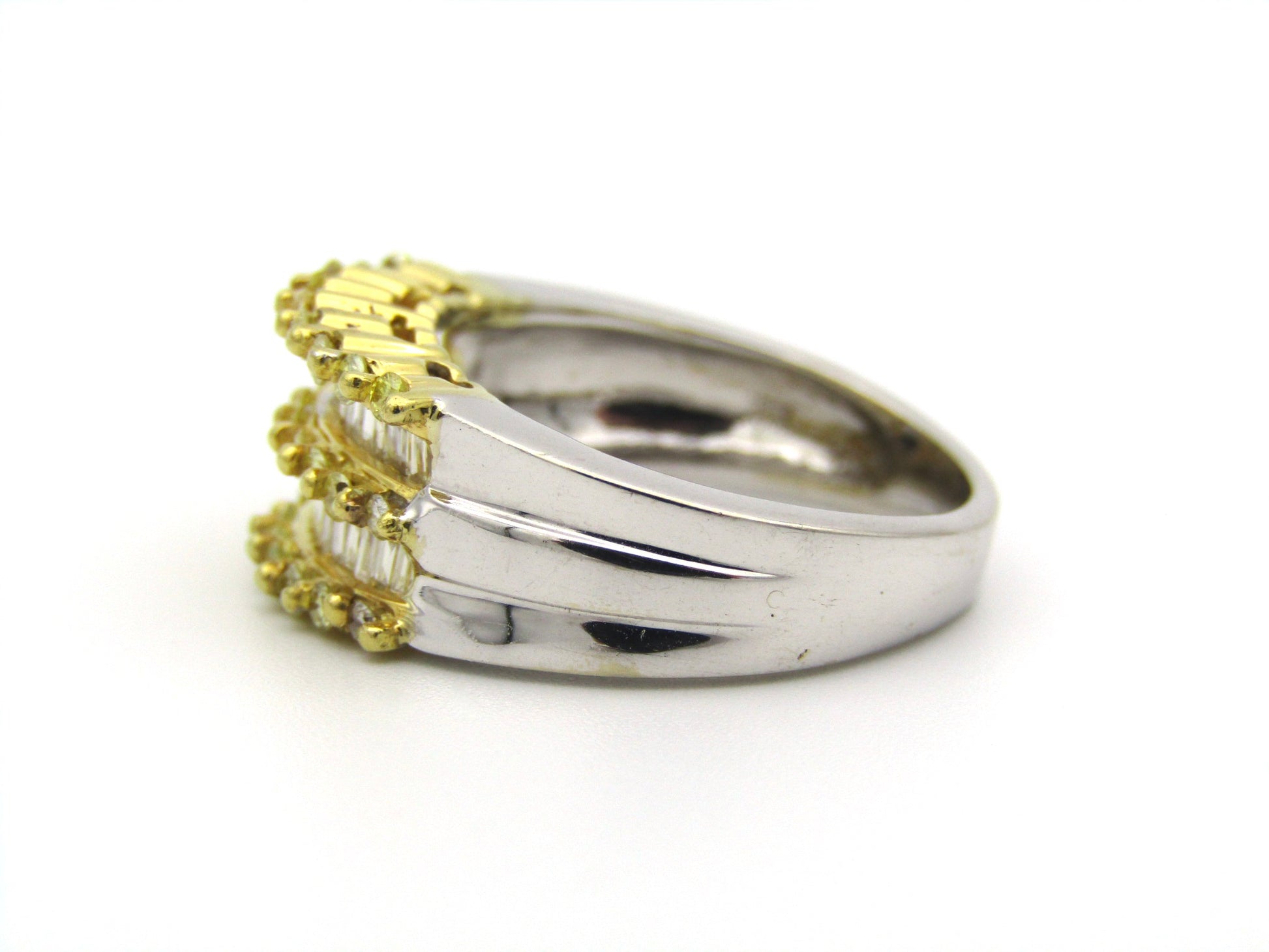 18K gold yellow and colourless diamond ring.
