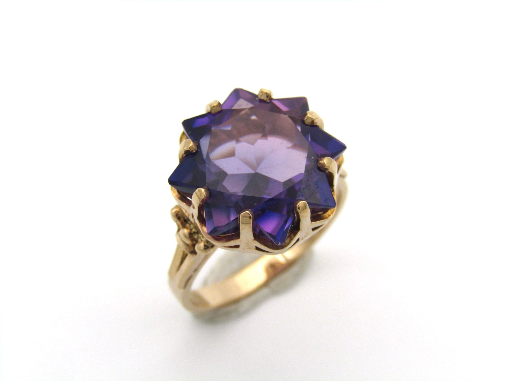 9K gold synthetic colour-change sapphire ring.