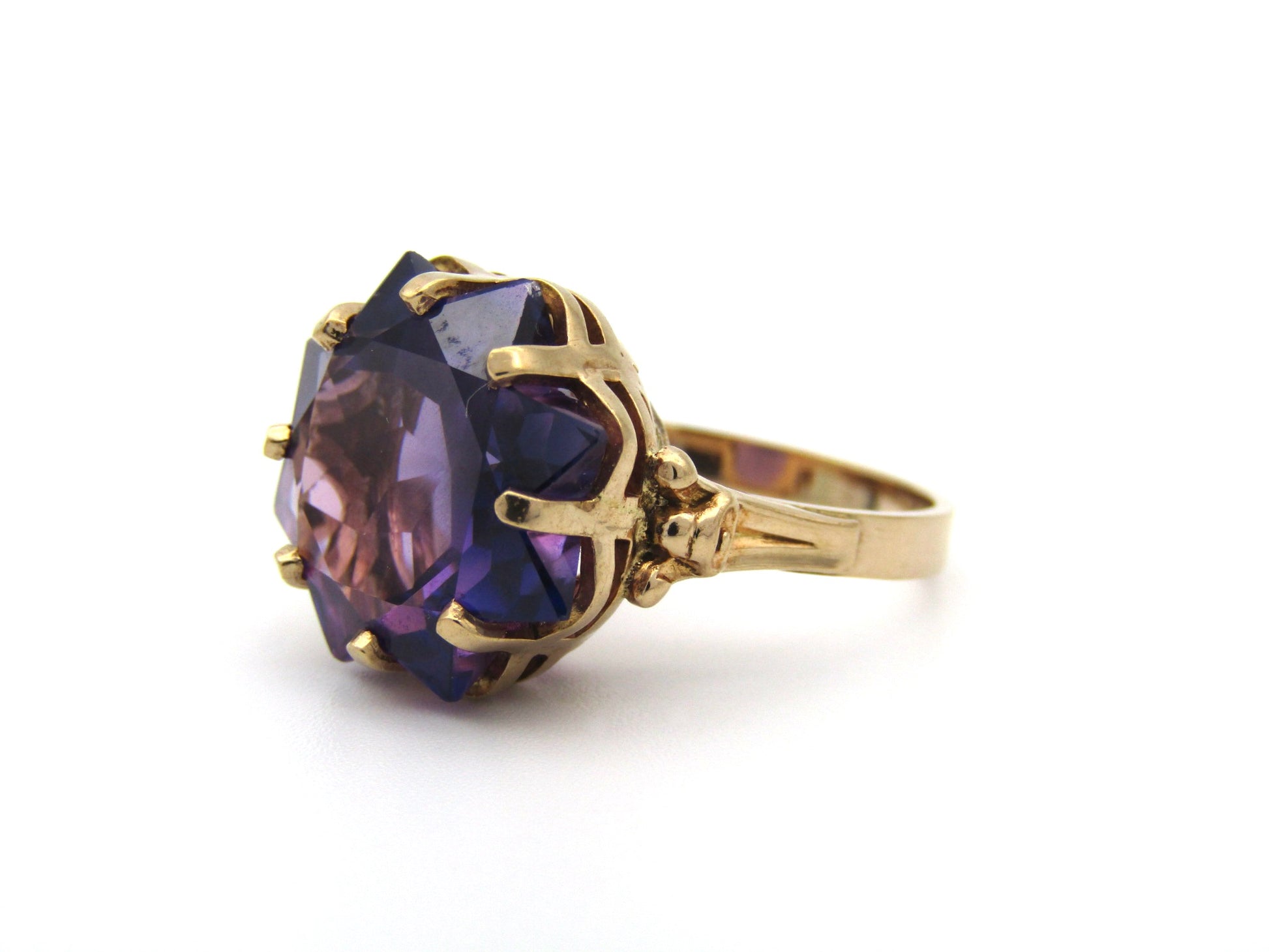 9K gold synthetic colour-change sapphire ring.