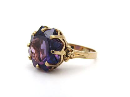 9K gold synthetic colour-change sapphire ring.