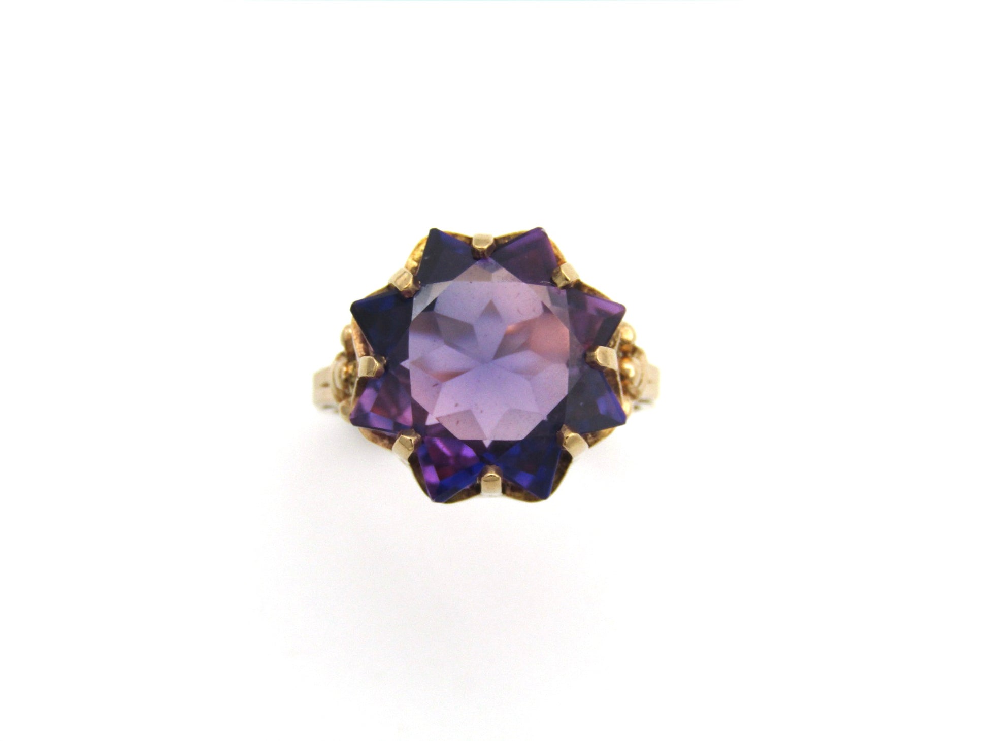 9K gold synthetic colour-change sapphire ring.