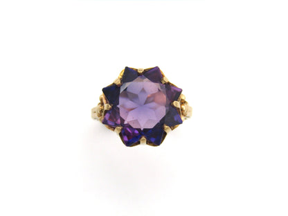 9K gold synthetic colour-change sapphire ring.