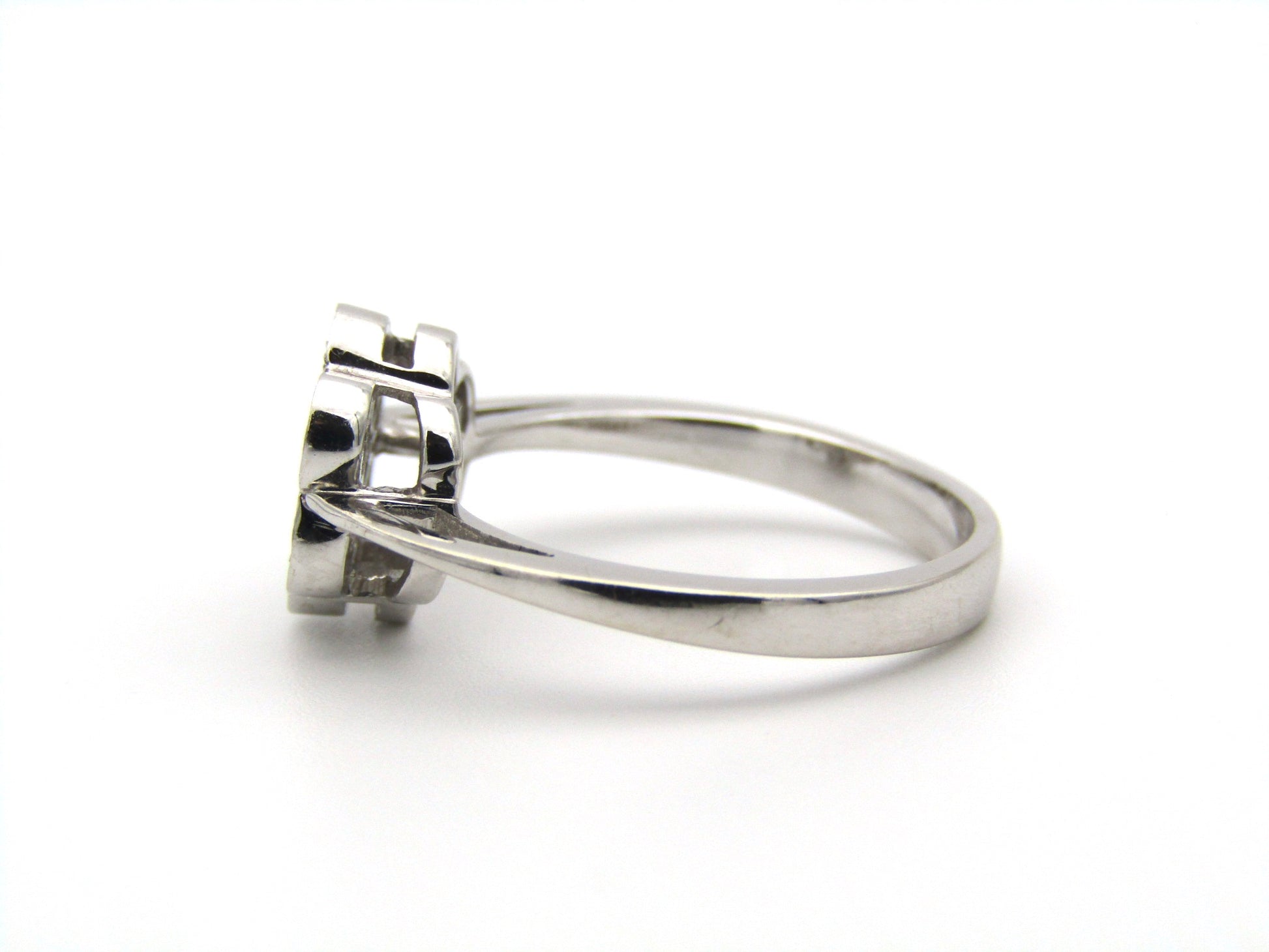 18K gold diamond flower ring.