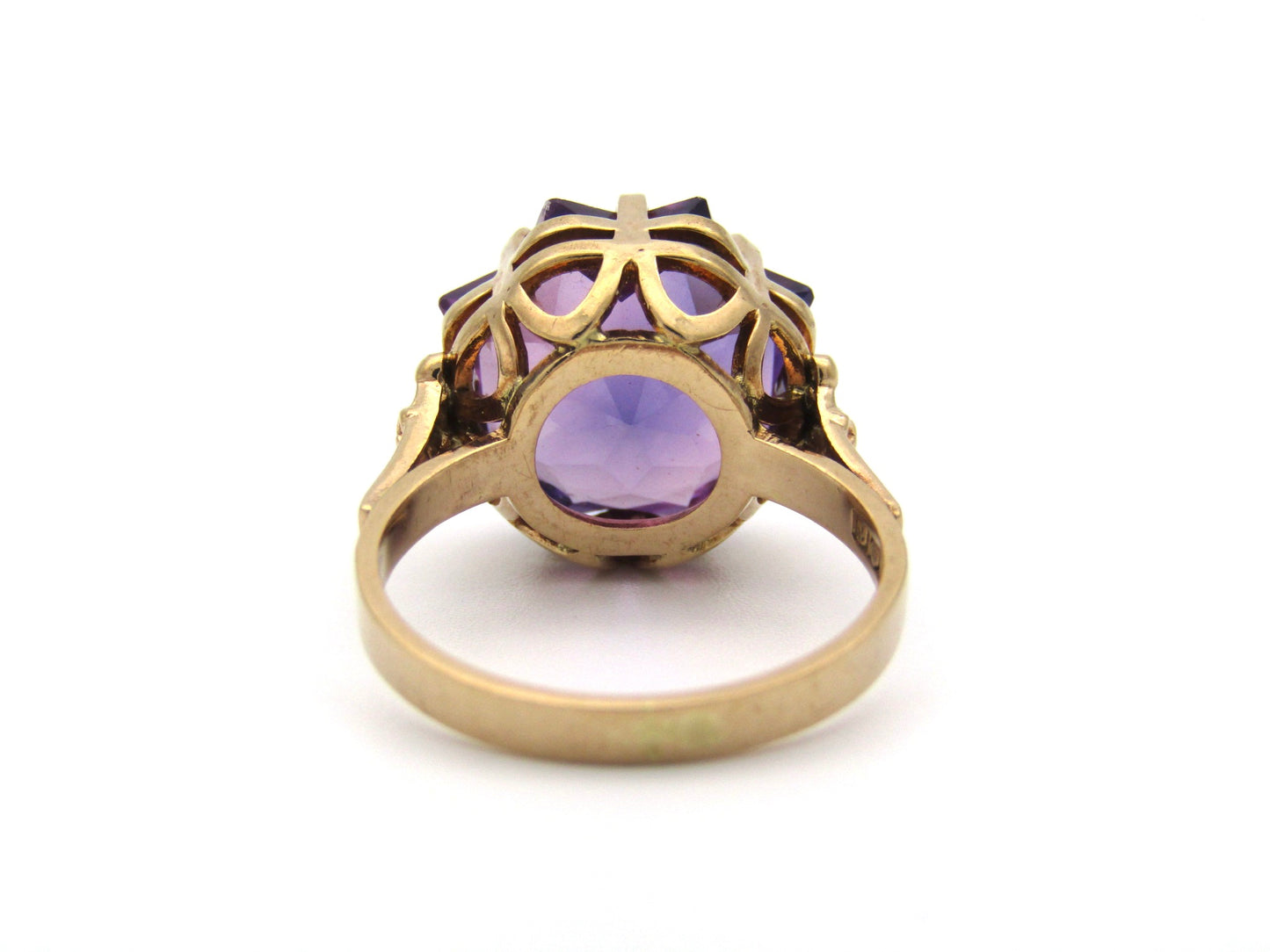 9K gold synthetic colour-change sapphire ring.