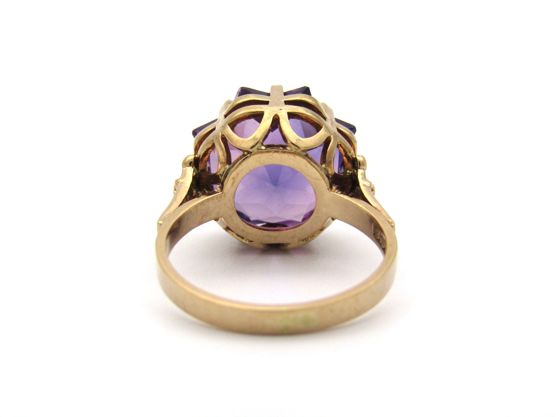 9K gold synthetic colour-change sapphire ring.