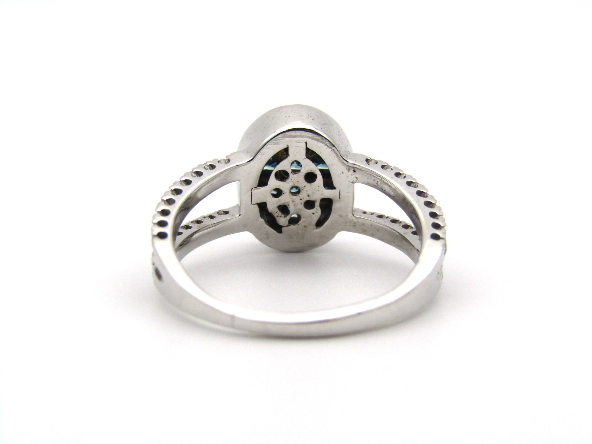 18K gold blue and colourless diamond ring.
