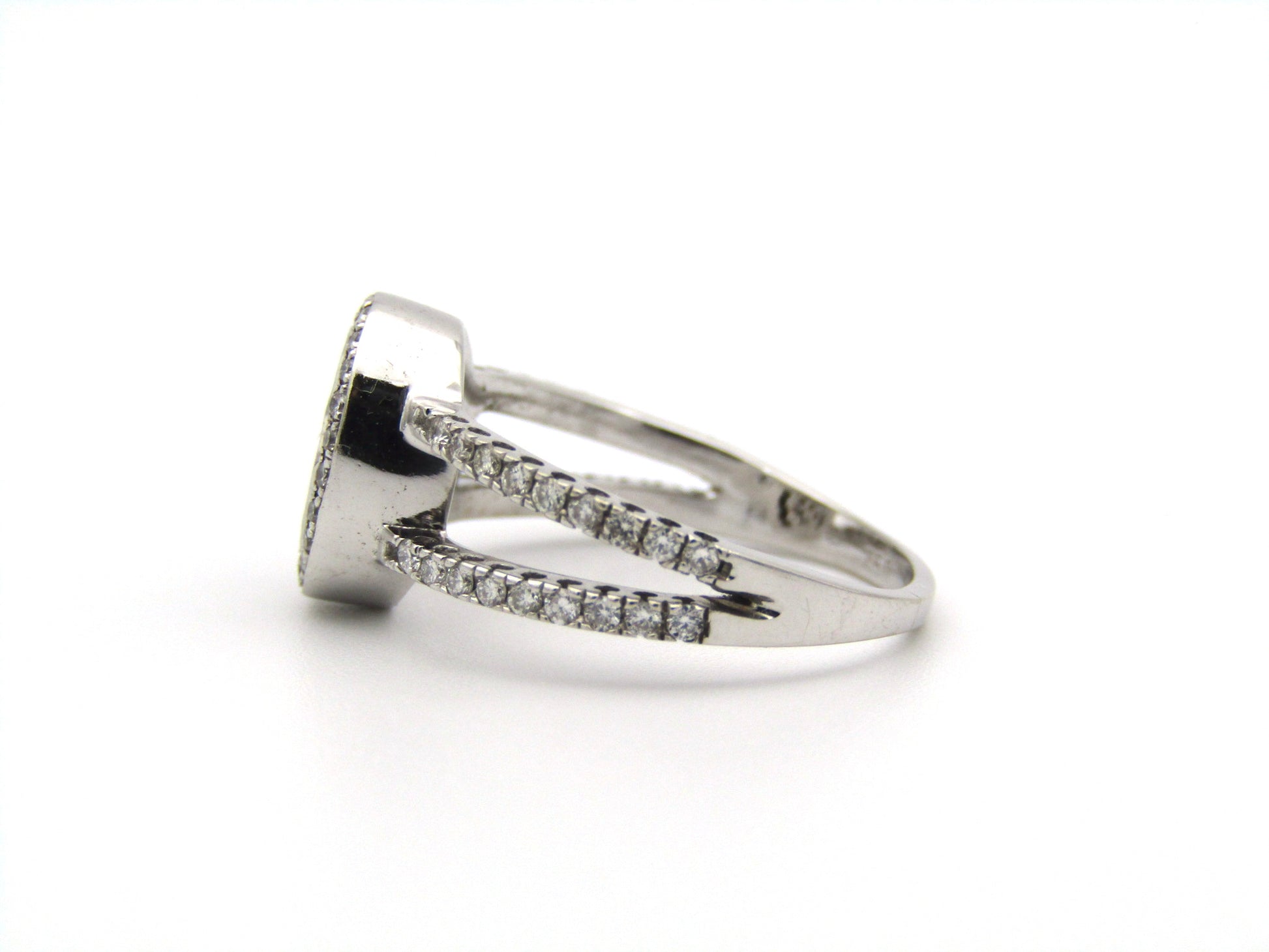 18K gold blue and colourless diamond ring.