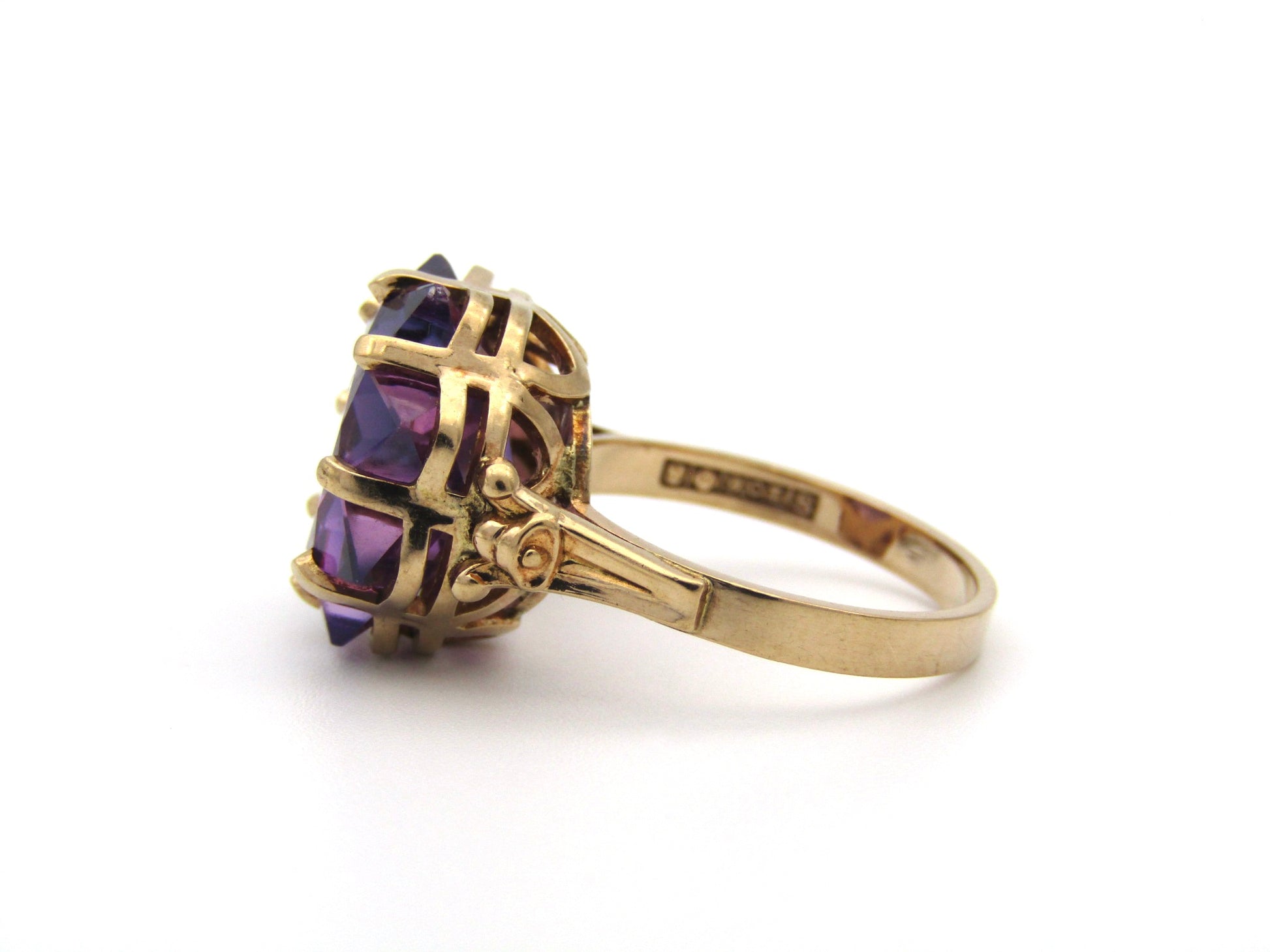 9K gold synthetic colour-change sapphire ring.