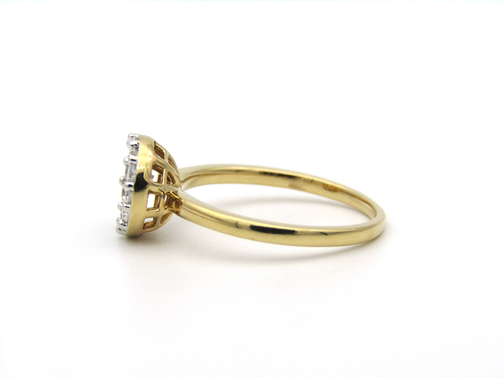 18K gold diamond cluster ring.