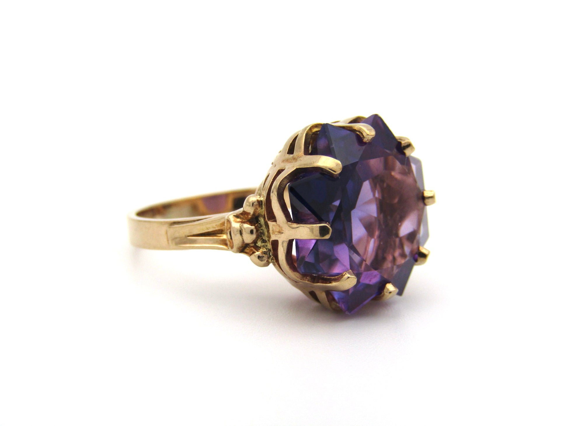 9K gold synthetic colour-change sapphire ring.
