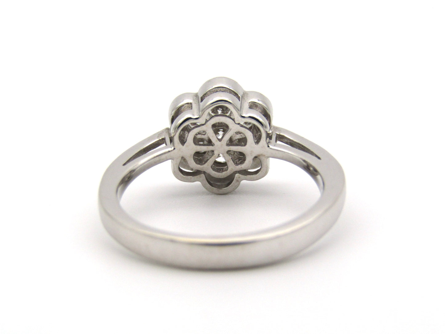 18K gold diamond flower ring.