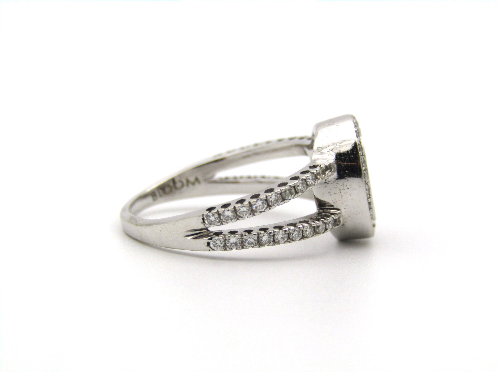 18K gold blue and colourless diamond ring.