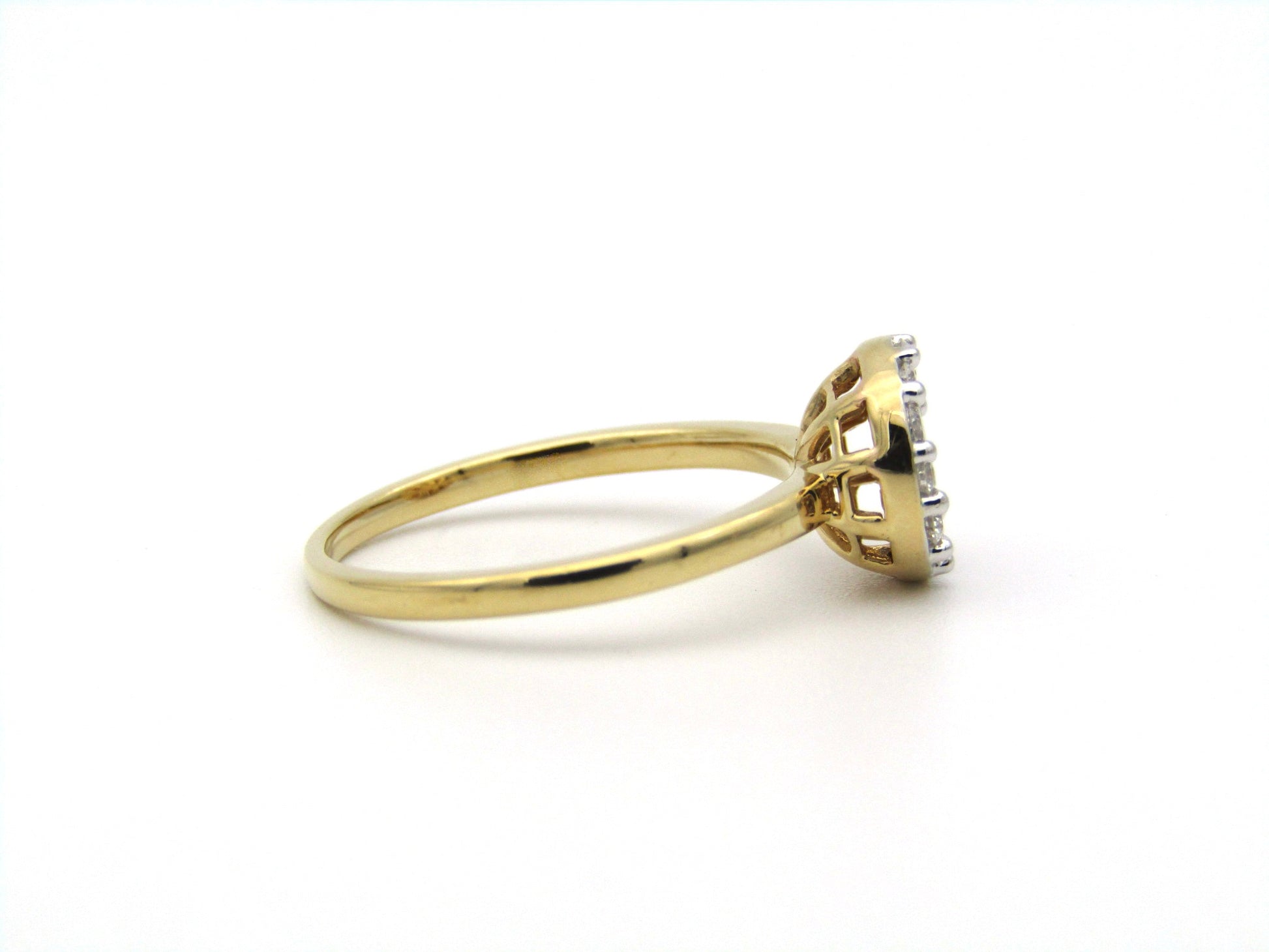 18K gold diamond cluster ring.